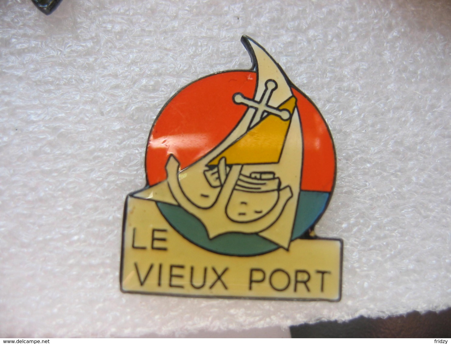 Pin's De La Commune "Le Vieux Port" Située Au Bord De La Seine, Dans Le Département De L'Eure, En Région Normandie. - Cities