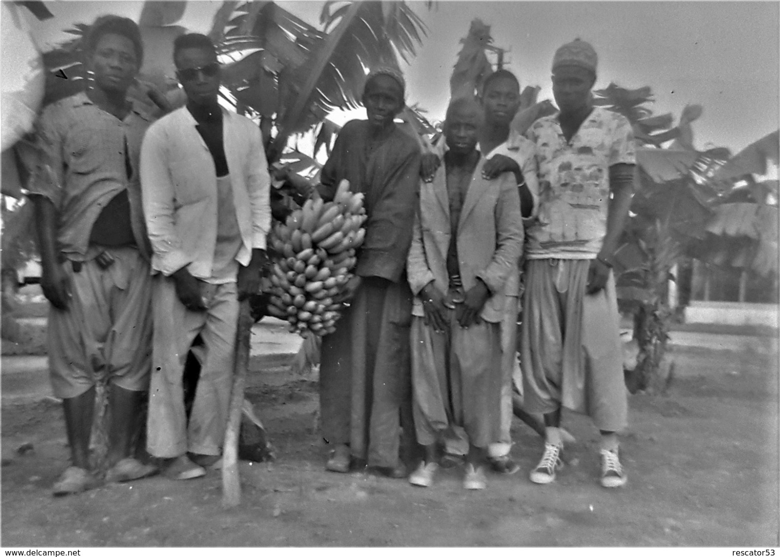 Rare Négatif 6 X 9 Cm Groupe D'hommes Africains Avec Régime De Bananes Région De Dakar - Afrique