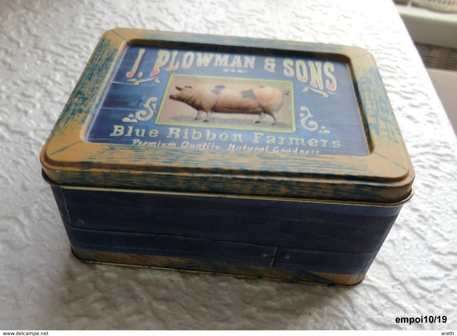 Boite Métal : J Plowman & Sons -  Blue Ribbon Farmers  - Cochon En Relief - Boxes