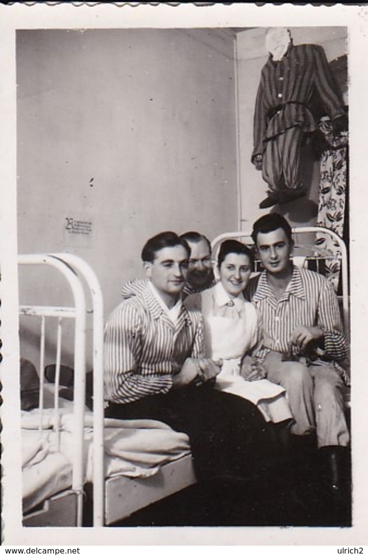 Foto Deutsche Soldaten Mit Krankenschwester Im Lazarett - 2. WK - 7,5*5cm (44169) - Krieg, Militär