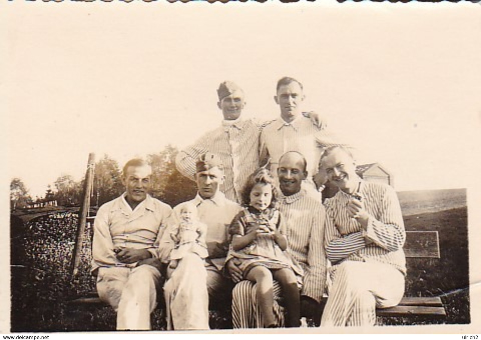 Foto Deutsche Soldaten In Krankenhauskleidung Mit Mädchen Und Puppe - Lazarett - 2. WK - 8*5,5cm (44172) - Krieg, Militär