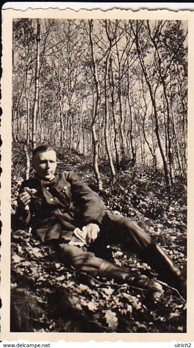 Foto Deutscher Soldat Beim Essen Im Wald -  2. WK - 8,5*5cm (44178) - Krieg, Militär