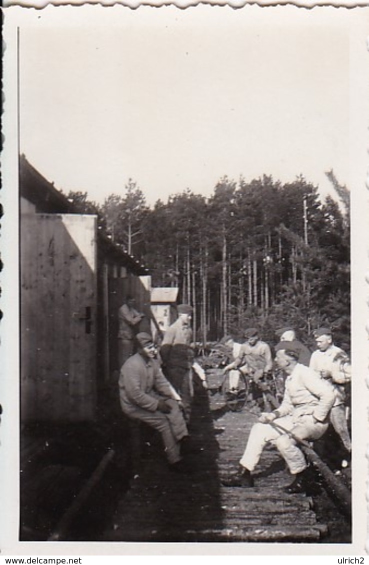 Foto Deutsche Soldaten Im Waldlager - Reparatur Fahrrad -  2. WK - 8*5cm (44179) - Krieg, Militär