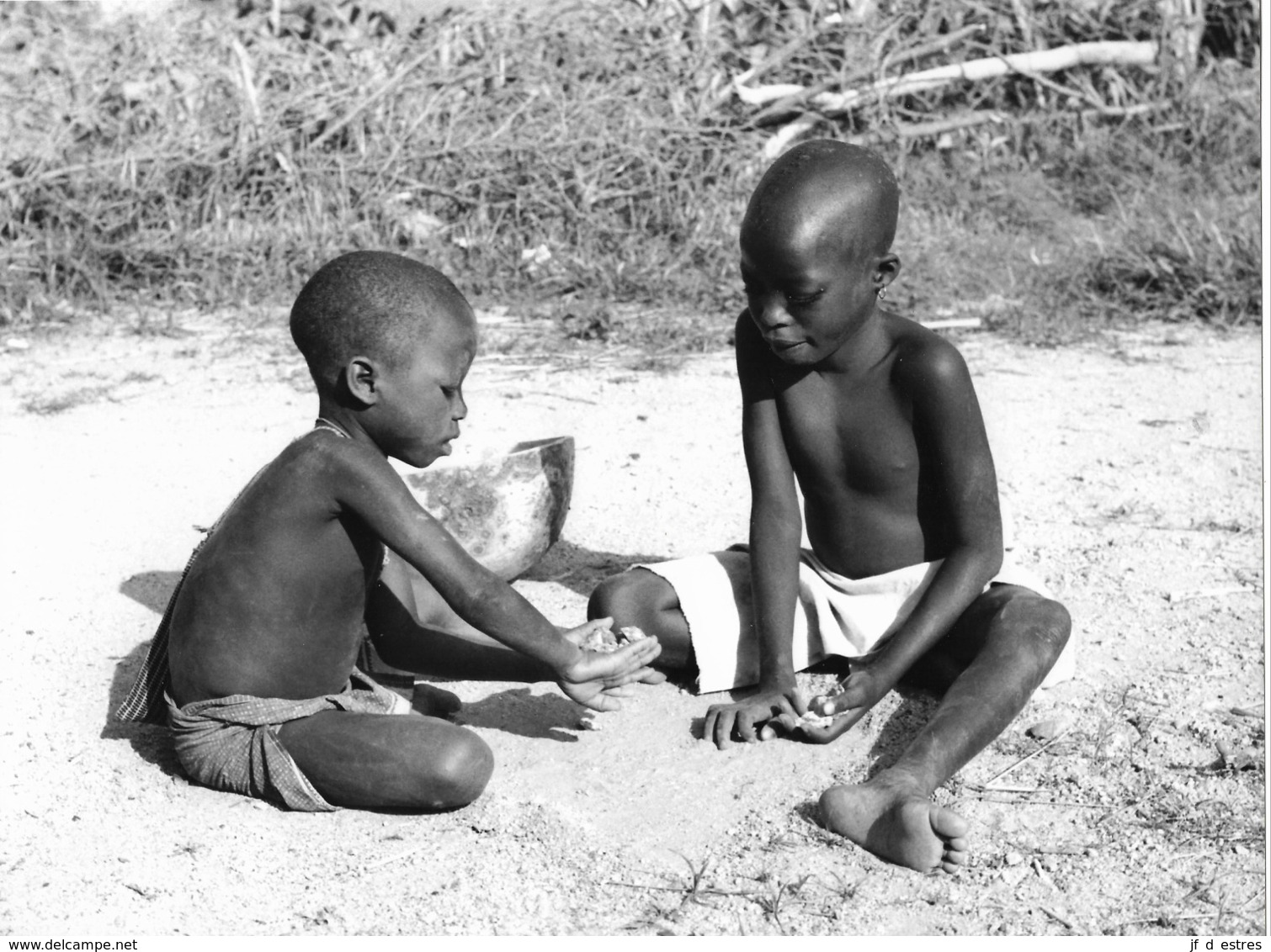 Photo Cameroun. Saré Massa. Fillettes Jouant Aux Osselets Région De La Rvière Logome Photo Vivant Univers 1975 - Afrique