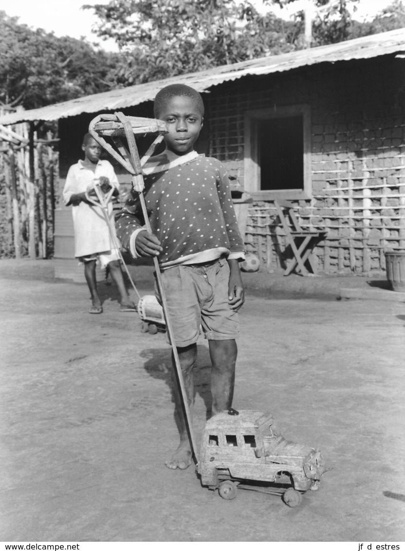 Photo Cameroun .jouets Artisanaux , Petites Automobiles  Photo Vivant Univers 2000 - Afrique