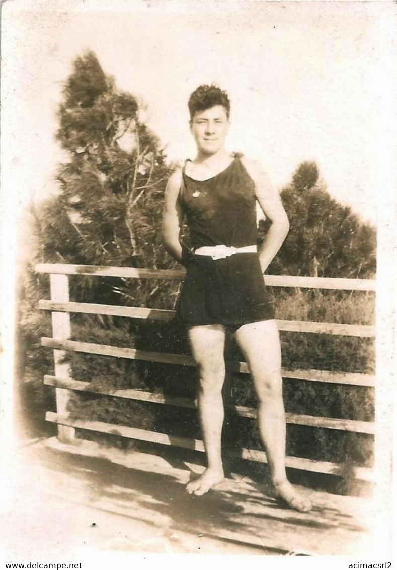 X2128 Handsome Teen Boy Ado Garcon Or Young Man In Old Mankini Swimsuit - Vintage Snapshot 8x6cm 1920' - Personnes Anonymes