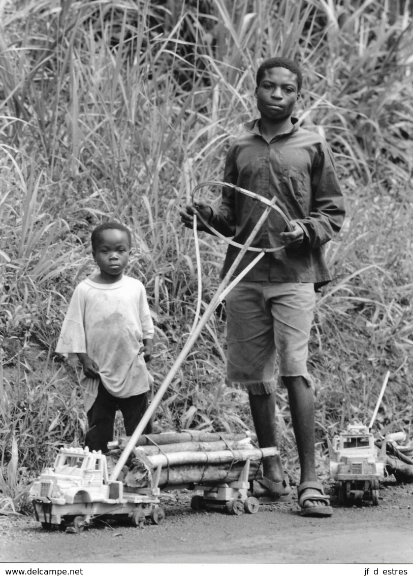 Photo Cameroun .jouets Artisanaux , Petites Automobiles  Photo Vivant Univers 2000 - Afrique