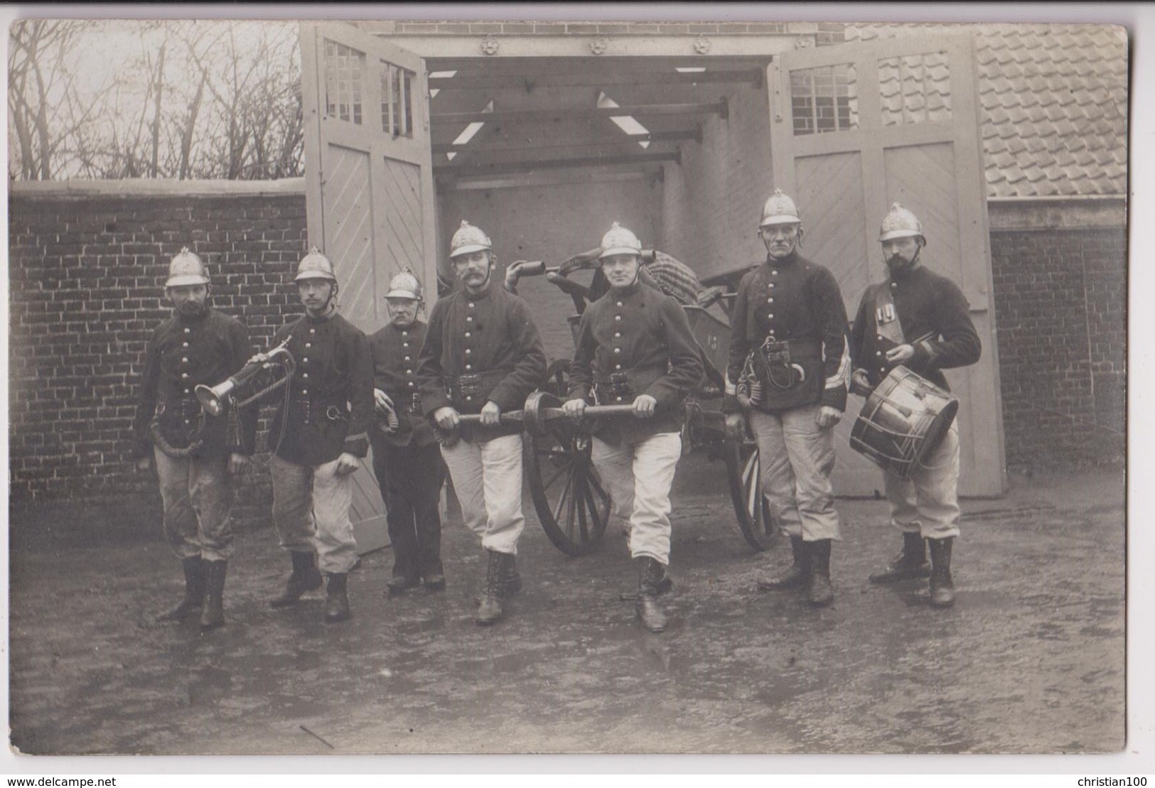 CARTE PHOTO : SAPEURS POMPIERS DANS UNE CASERNE (RONCQ ?) - FANFARE  POMPIER - BATAILLON - LUTTE INCENDIE -z R/V Z- - Sapeurs-Pompiers