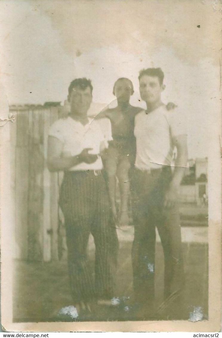 X2134 Handsome Young Men Hommes And Boy Garcon In Swimsuit - Vintage Snapshot 8x6cm 1930' - Personnes Anonymes