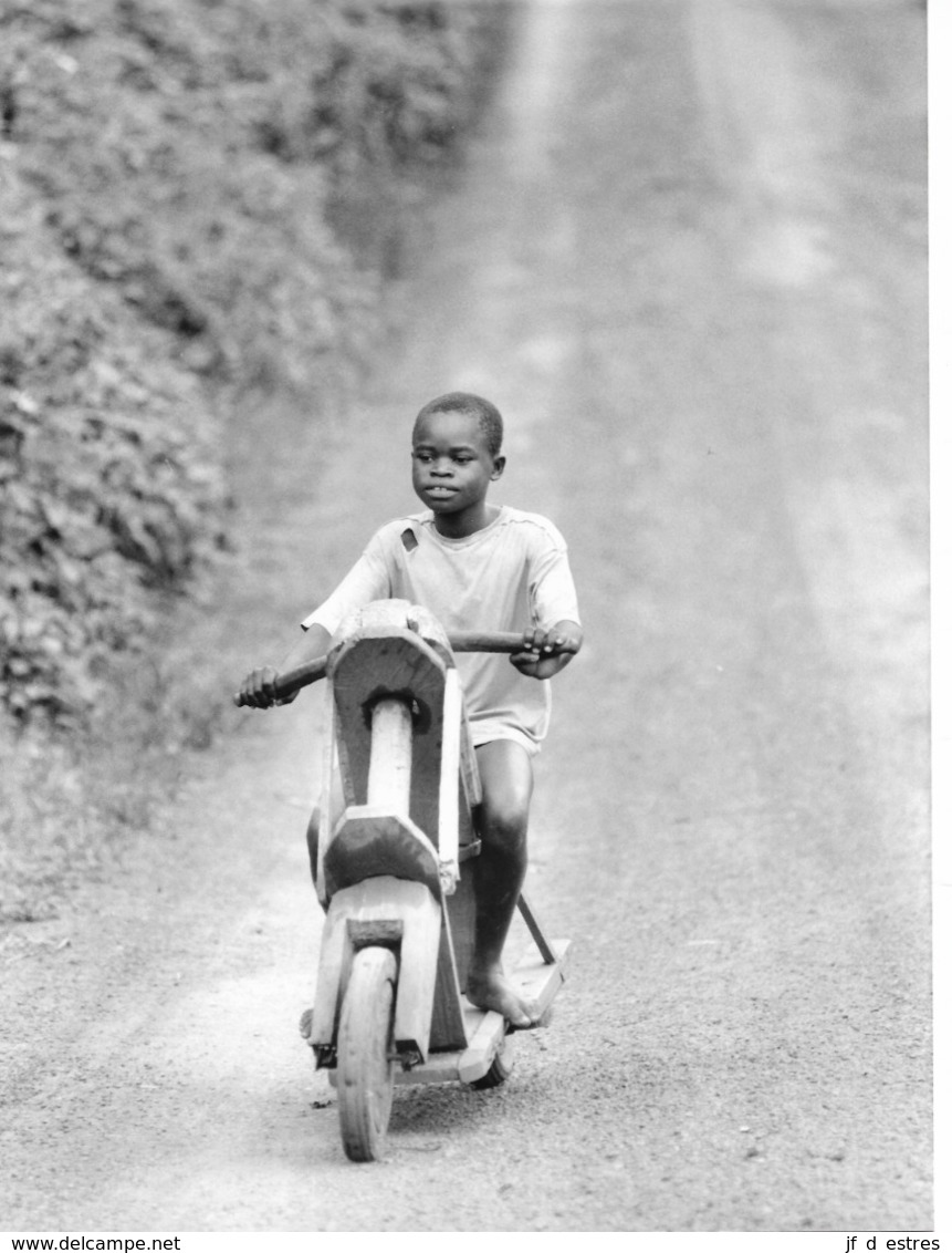 Photo Cameroun .jouets Artisanaux , Moto  Photo Vivant Univers 2000 - Afrique
