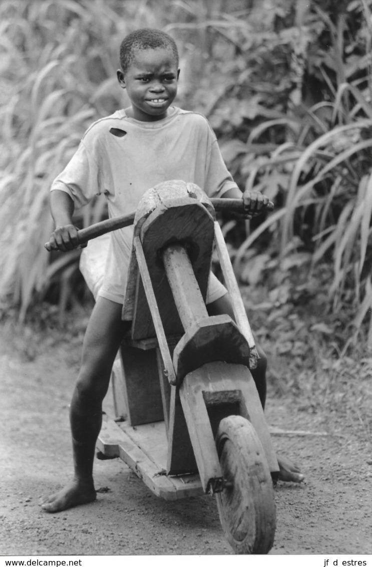 Photo Cameroun .jouets Artisanaux , Moto  Photo Vivant Univers 2000 - Afrika