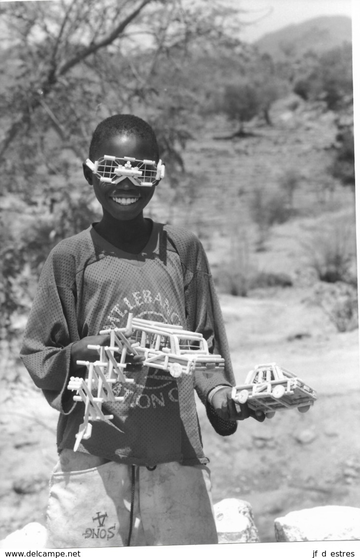 Photo Cameroun  Région Des Monts Mandara. Créateur De Jouets Artisanaux Lunettes Autos  Photo Vivant Univers 2000 - Afrique