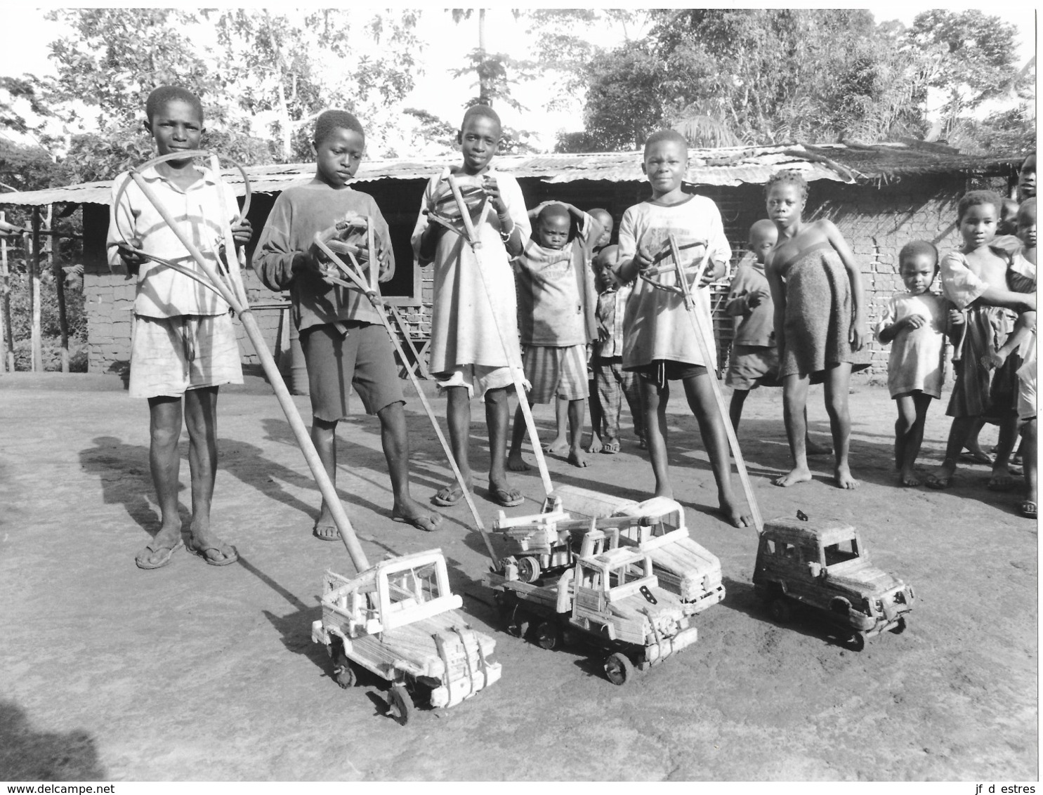 Photo Cameroun   Jouets Artisanaux Petites Autos  Photo Vivant Univers 2000 - Afrique