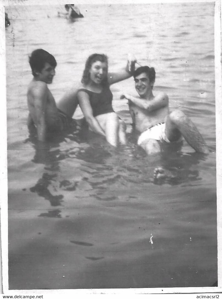 X2139 Teen Boys Garcons And Teen Girl In Swimsuit Playing In The Water - Snapshot 8x6cm 1950' - Personnes Anonymes