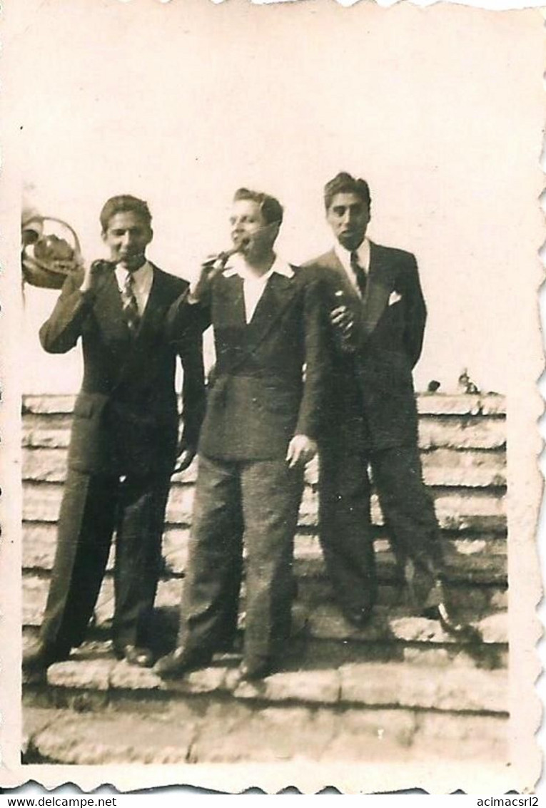 X2143 Handsome Elegant Young Men Hommes Smoking Cuban Cigar - Photo Mini Snapshot 6x4cm 1940' Gay Int - Personnes Anonymes