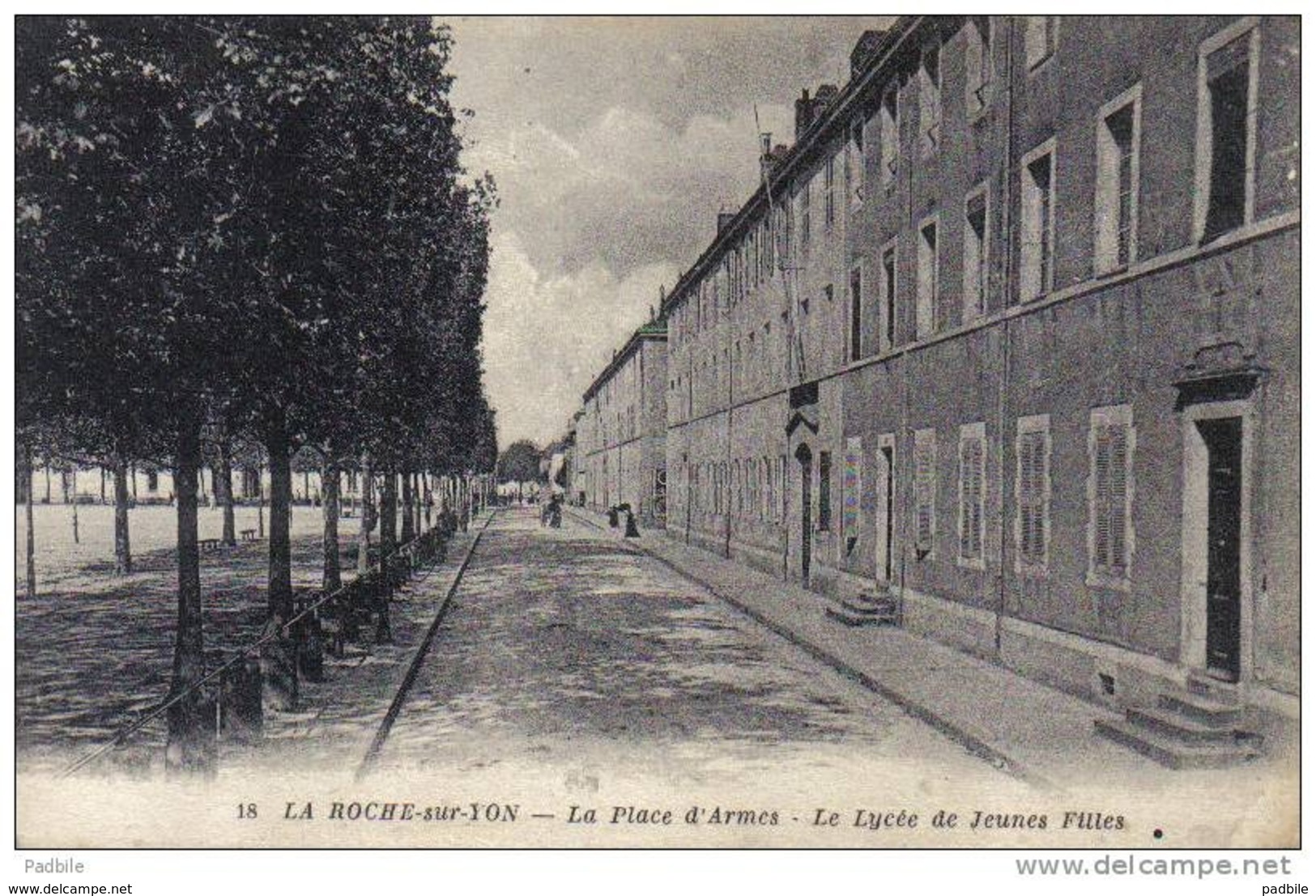 Carte Postale 85.  La Roche-sur-Yon  Le Lycée De Jeunes Filles  Place D'Armes Trés Beau Plan - La Roche Sur Yon