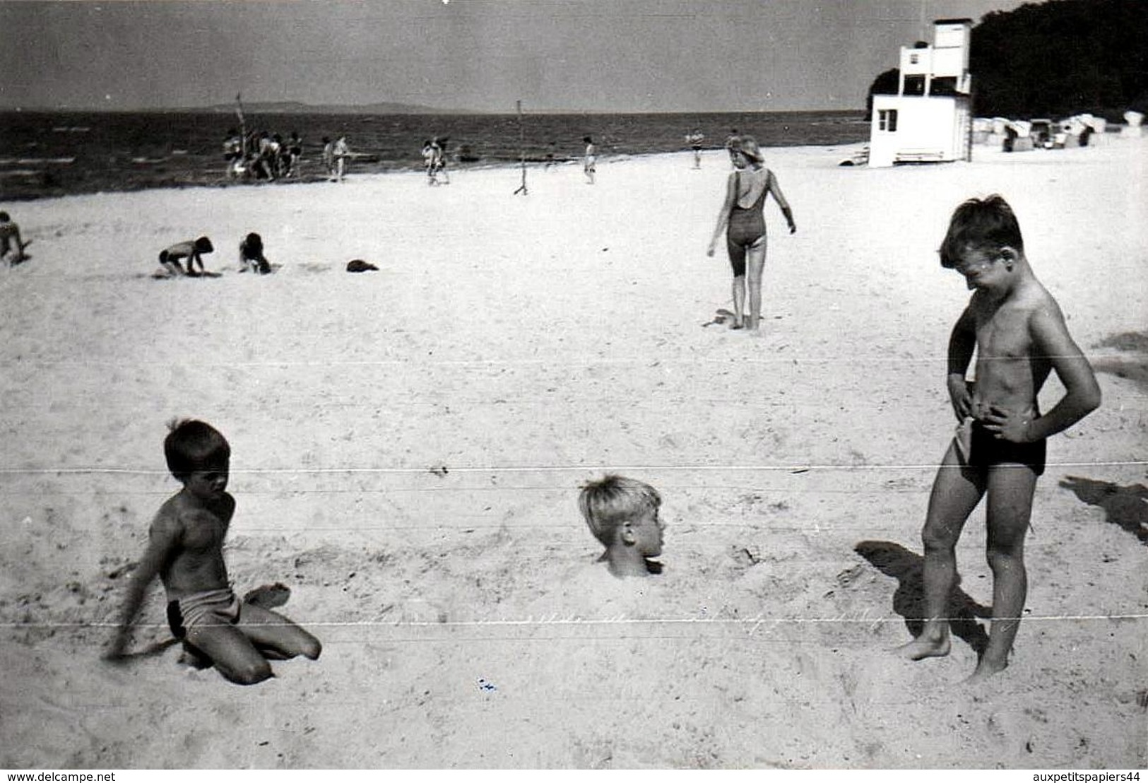 Amusante Photo Originale Plage & Maillots De Bain & Gamin Ensablé Qui Va Moins Faire Le Malin Maintenant En 1971 - Personnes Anonymes