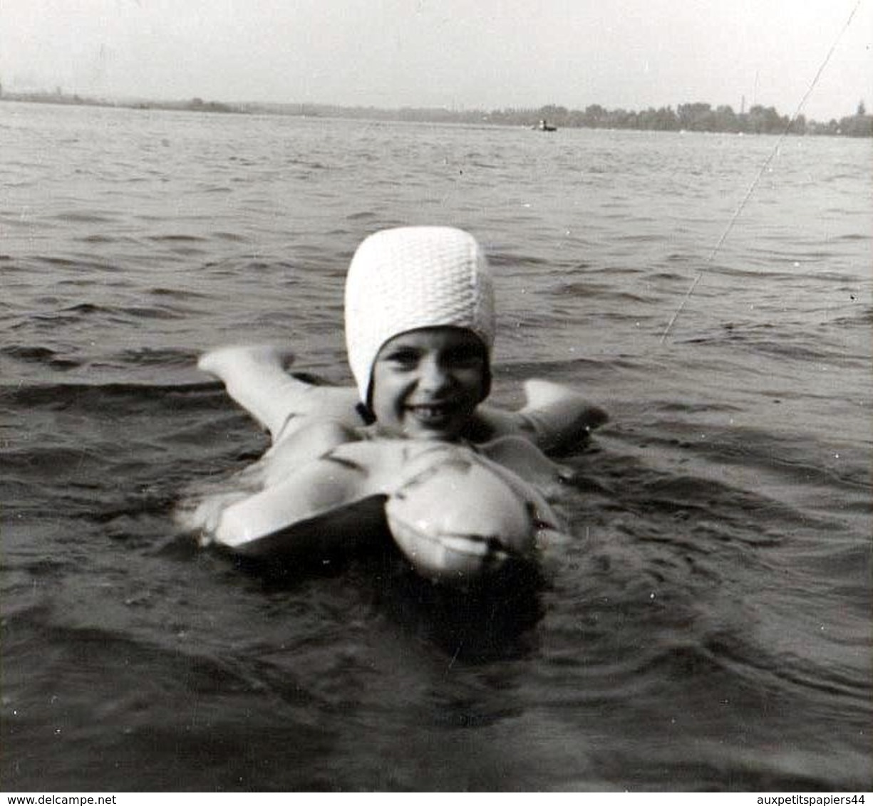 Amusante Photo Originale Baignade & Maillots De Bain Pour Gamine à L'étrange Bouée Tortue En 1963 - Personnes Anonymes