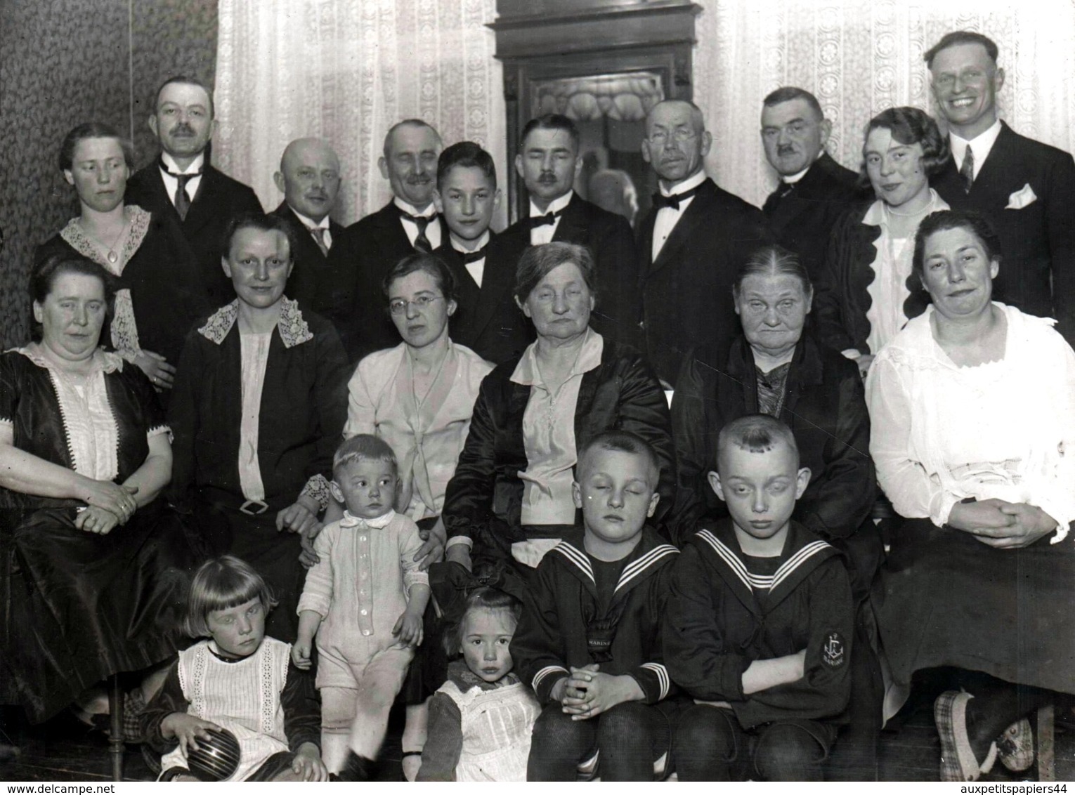 Amusant Grand Tirage Photo Original - Tout Est Dans Le Regard ! Famille Aux Yeux Globuleux, Fermés, Endormis - Portraits - Personnes Anonymes