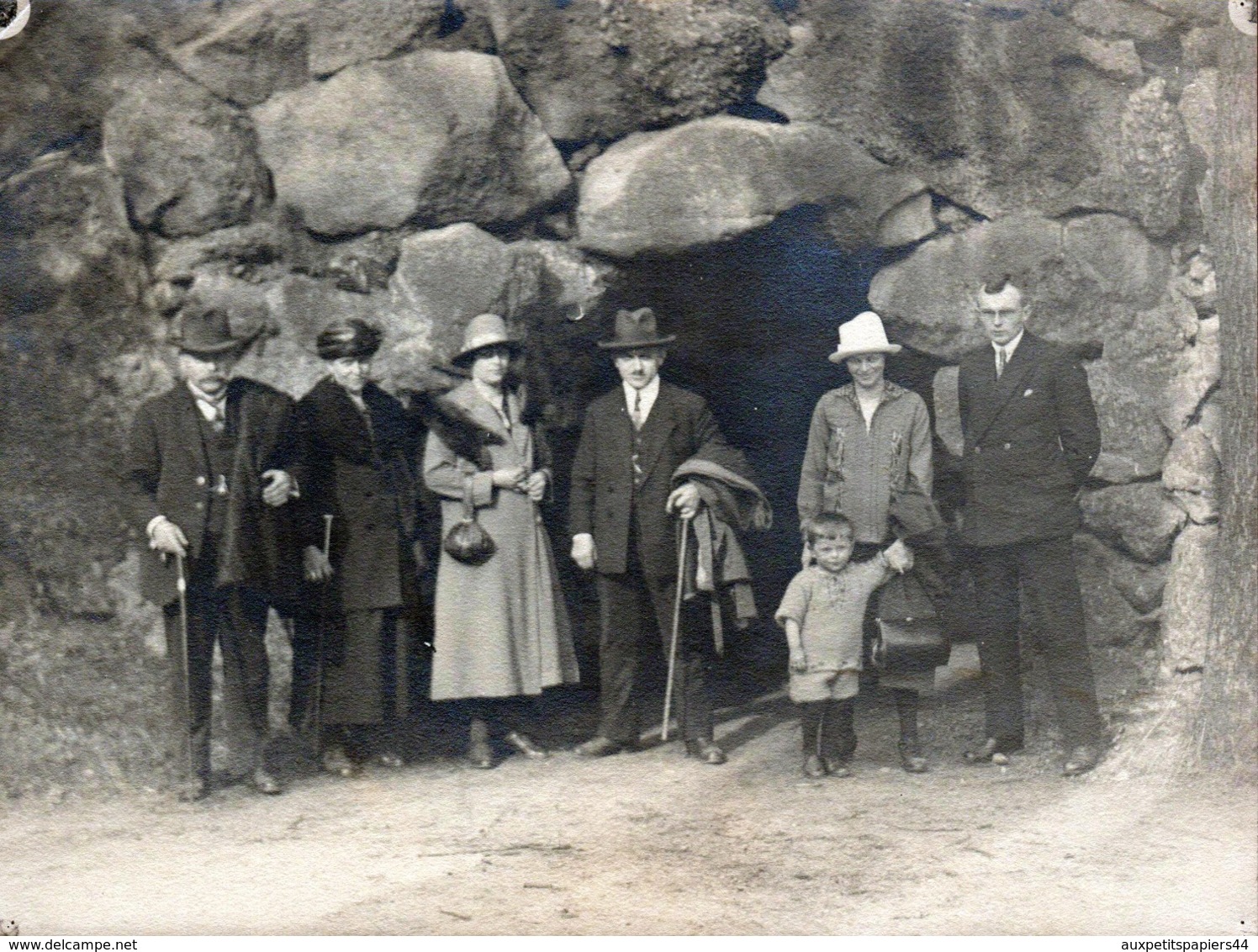 Grand Tirage Photo Original - Famille Posant à L'entrée D'une Grotte à Identifier Vers 1920/30 - Personnes Anonymes