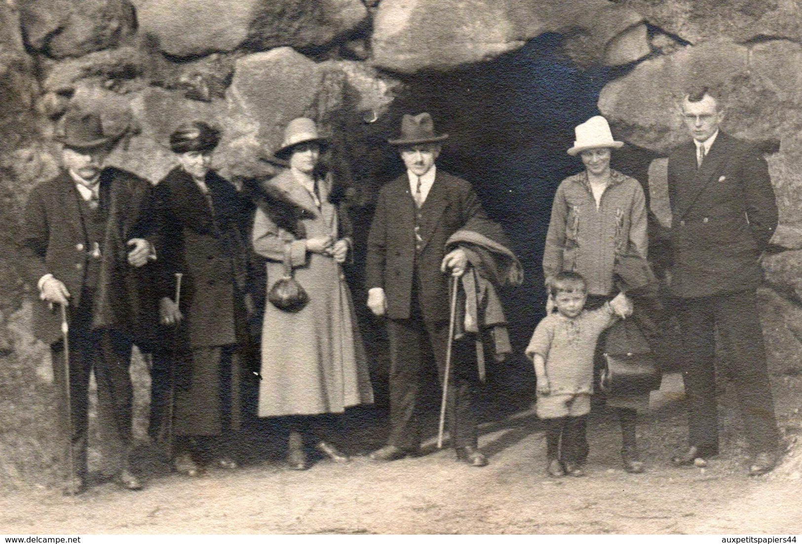 Grand Tirage Photo Original - Famille Posant à L'entrée D'une Grotte à Identifier Vers 1920/30 - Personnes Anonymes