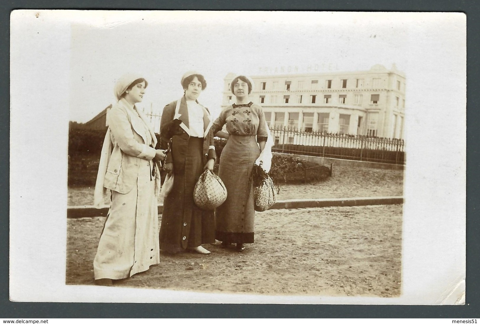 CPA Carte Photo LA MODE D'AUTREFOIS -  Trio De Femmes Dans Leurs Jolies Toilettes D'époques Et Sac à Mains Baluchon - To Identify