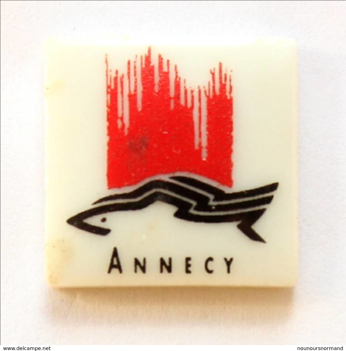 Pin's Porcelaine ANNECY (74) - Le Logo - Poissons Sur Forme Rouge - Thosca - I142 - Cities
