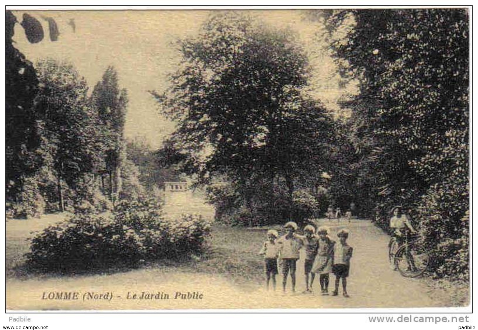 Carte Postale   59. Lomme  Jeunes Garçons Dans Le Jardin Public  Trés Beau Plan - Lomme