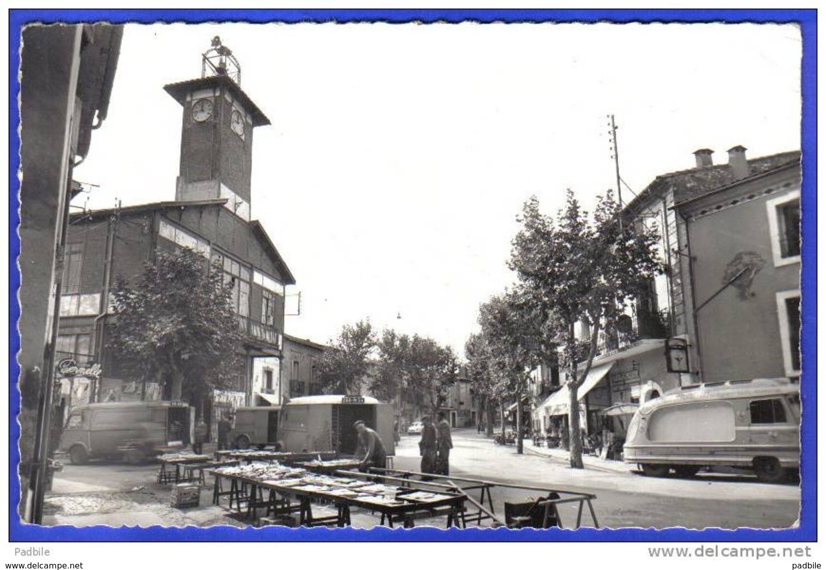 Carte Postale 34. Paulhan  Place Du Marché La Mise En Place Trés Beau Plan - Autres & Non Classés