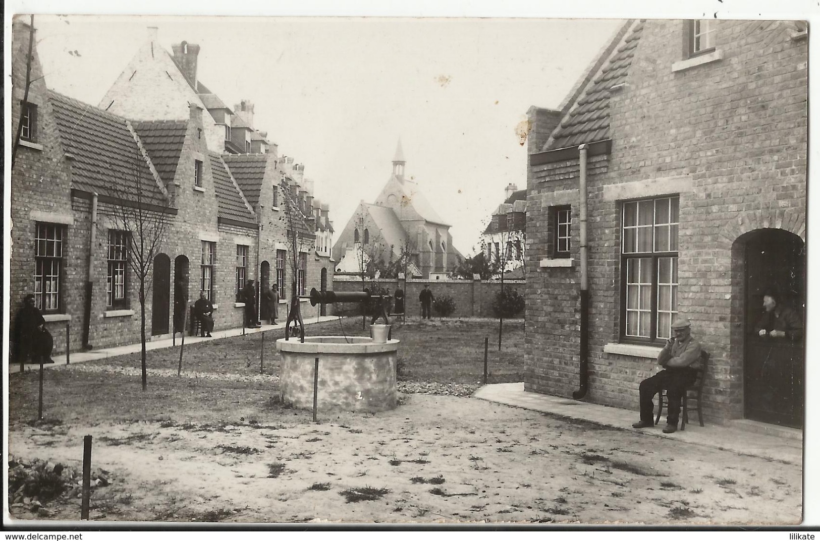 DIKSMUIDE - Fotokaart - Binnenste Begijnhof, Met Op De Achtergrond De Kapel. - Diksmuide