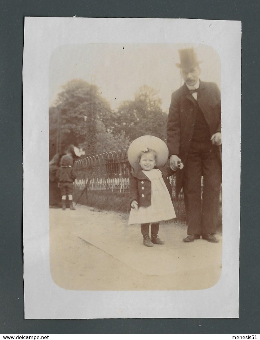 Photo Ancienne Old Real Foto 1904 Papa Donnant La Main à Sa Jolie Pretty Petite Fille Little Girl Avec Un Grand Chapeau - Autres & Non Classés