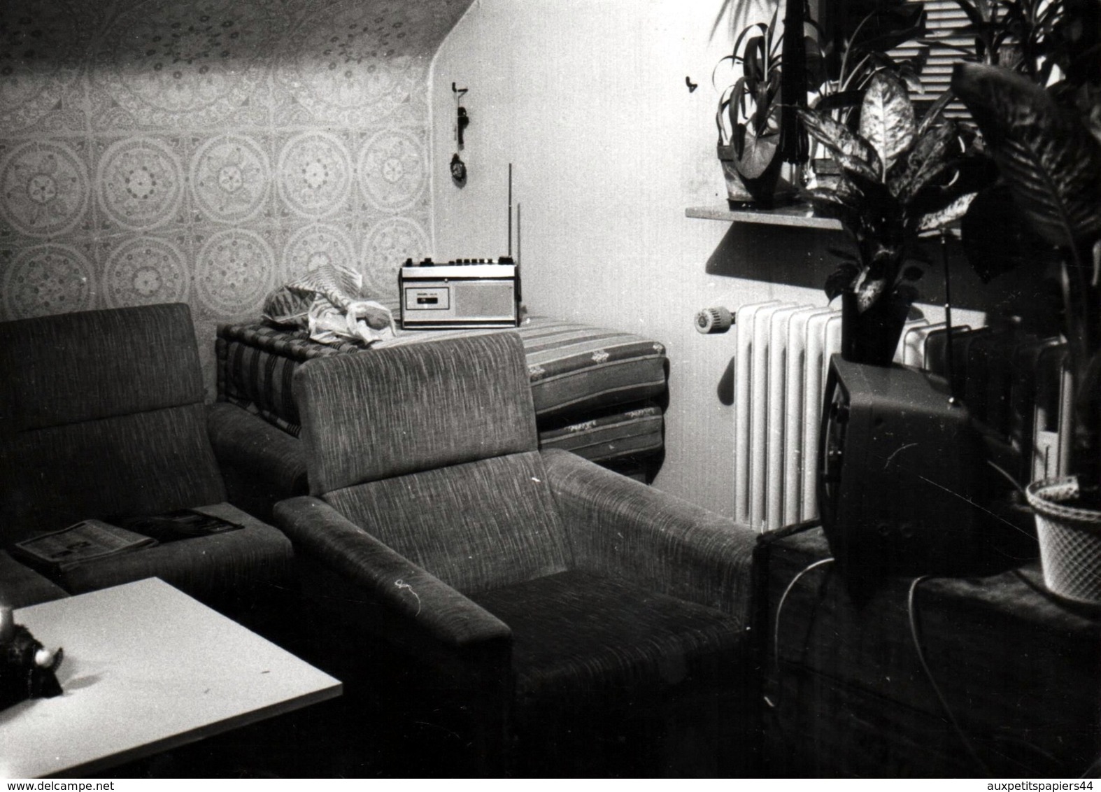 Grand Tirage Photo Original Intérieur Vers 1970/80 - Canapé, Poste De Télévision & Poste Radio Cassette Portatif - Objets