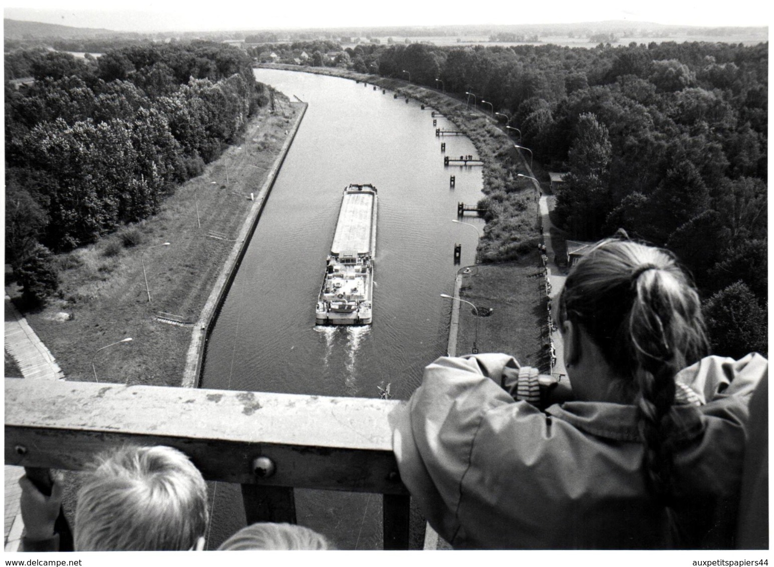 Grand Tirage Photo Original Enfants Regardant Un Péniche En Vue Plongée Passant Sous Un Pont Vers 1980 - Bateaux