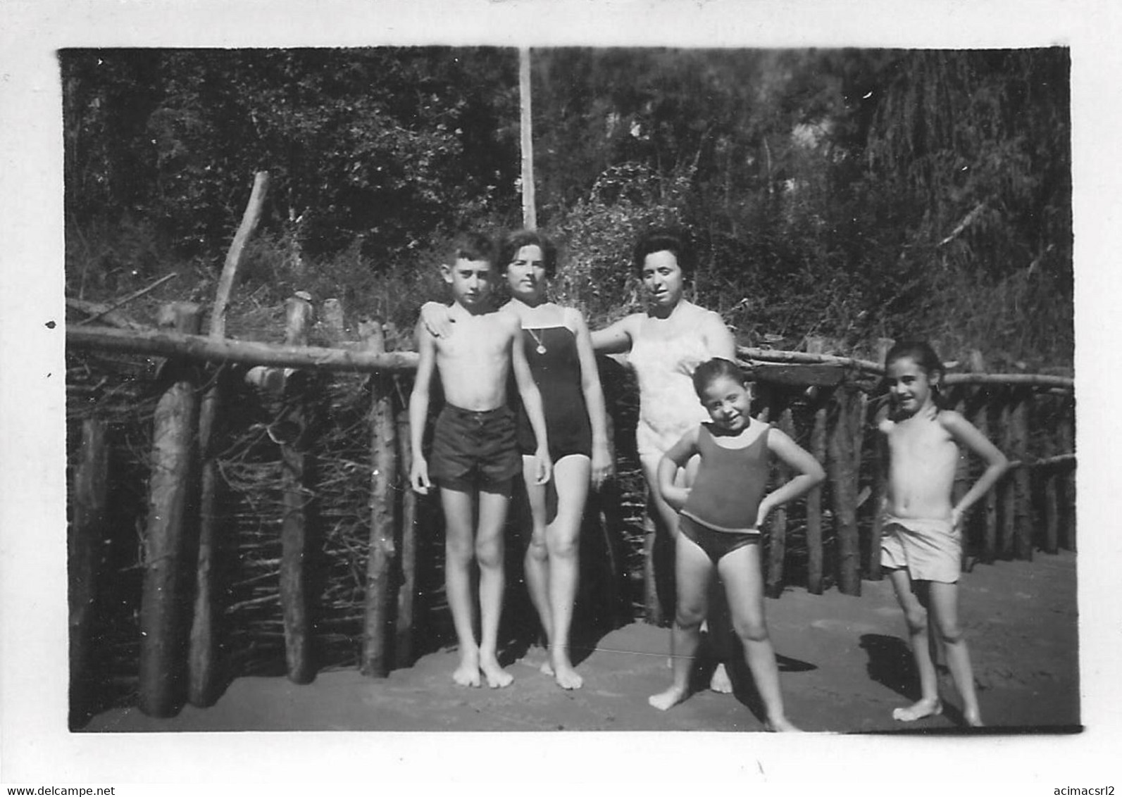 X2146 Skinny BOY GARCON And Women Femmes & Girls Filles In Swimsuit By The River - Photo Snapshot 8x6cm 1967 - Personnes Anonymes