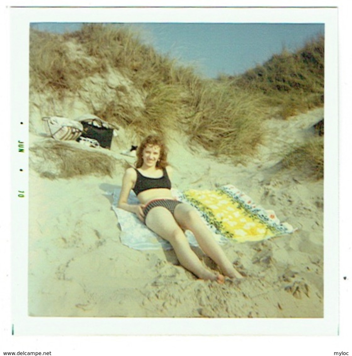 Foto/Photo Carrée. Pin Up En Maillot Dans Les Dunes. 1970. - Pin-Ups