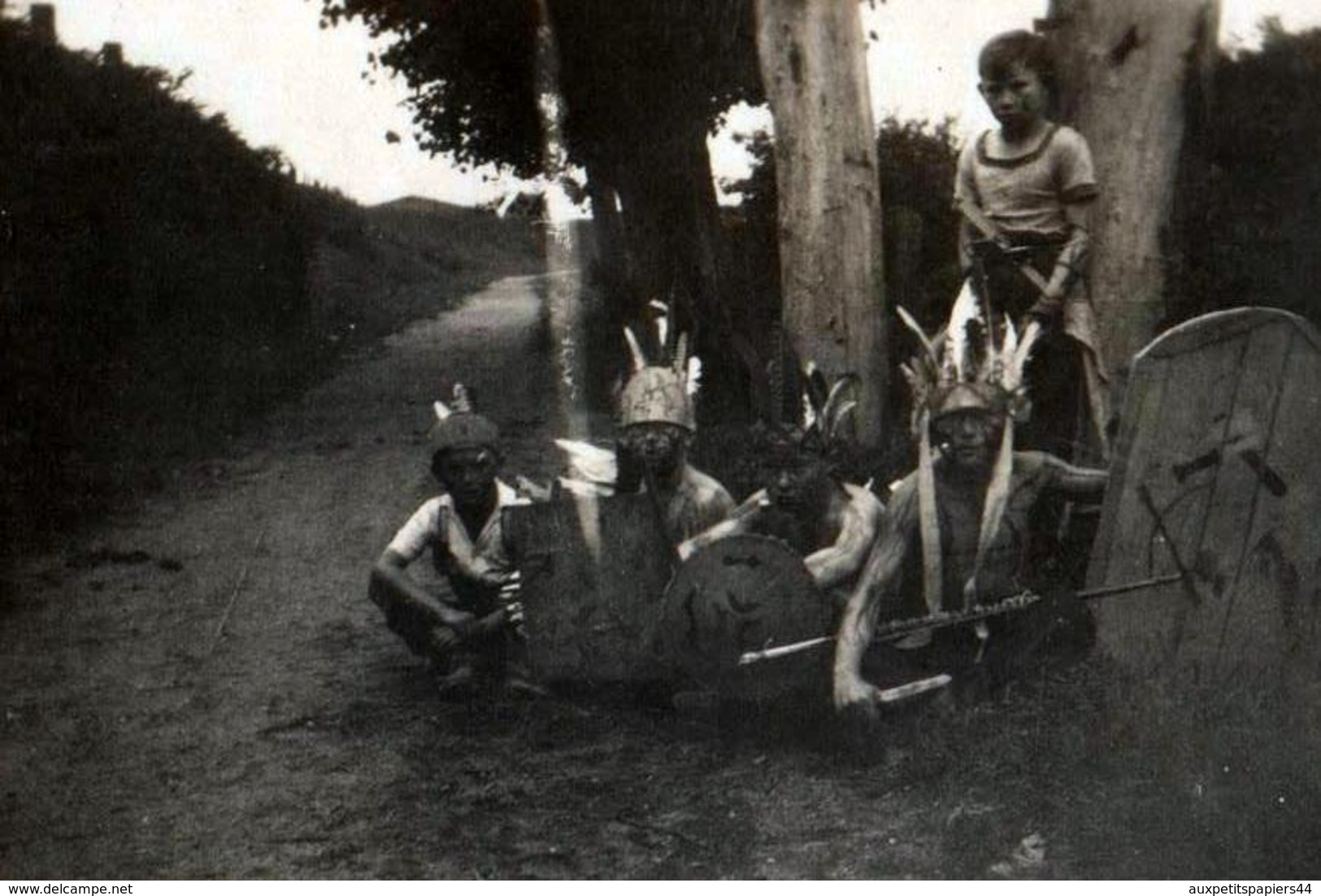 Photo Originale Déguisement D'Enfants Terribles Et Casques à Plumes De Gaulois Avec Boucliers De Bois Vers 1930 - Personnes Anonymes