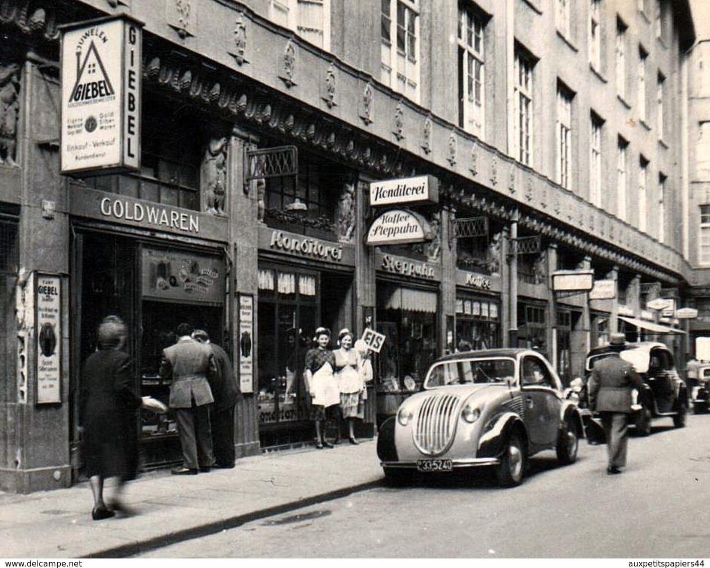 Photo Originale Automobile Adler  Re-carrossée Devant Konditorei, Kaffee Steppuhn & Vendeuses Sur Leipzig 1951 - Automobiles