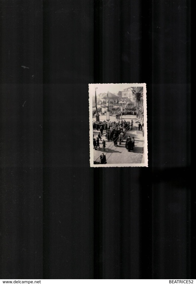 BELGIQUE MONS  LA GRAND'PLACE TRES BELLE PETITE PHOTO LORS  DU DOUDOU  OU AUTRE MANIFESTATION +-1950 - Lieux