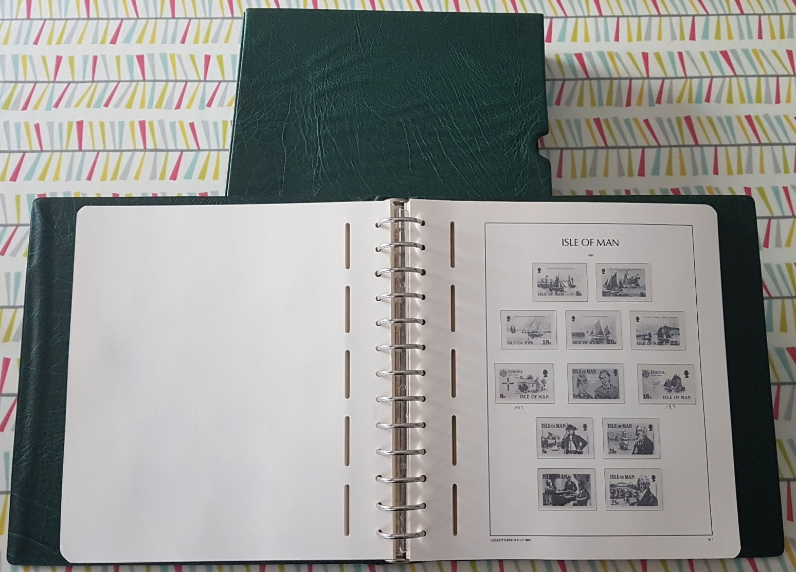 ILE DE MAN : 1 RELIURE  "LEUCHTTURM" AVEC POCHETTES INTEGREES - PERIODE 1973 A 1993 - Reliures Et Feuilles