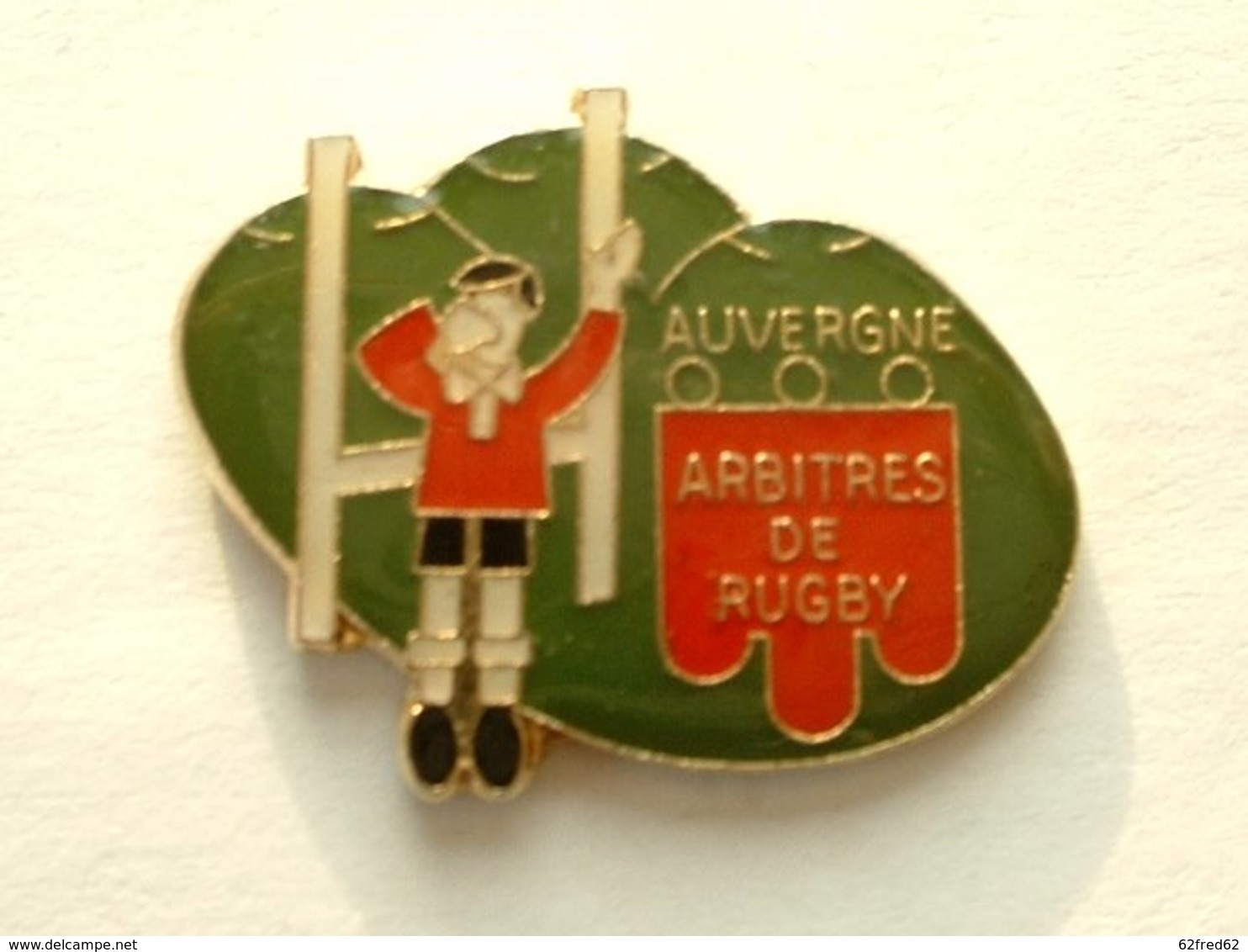 PIN'S RUGBY - AUVERGNE ARBITRES DE RUGBY - VERT / ROUGE - Rugby