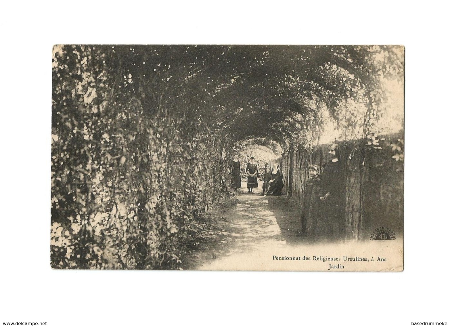 Pensionnat Des Religieuses Ursulines à Ans - Jardin (1920). - Ans