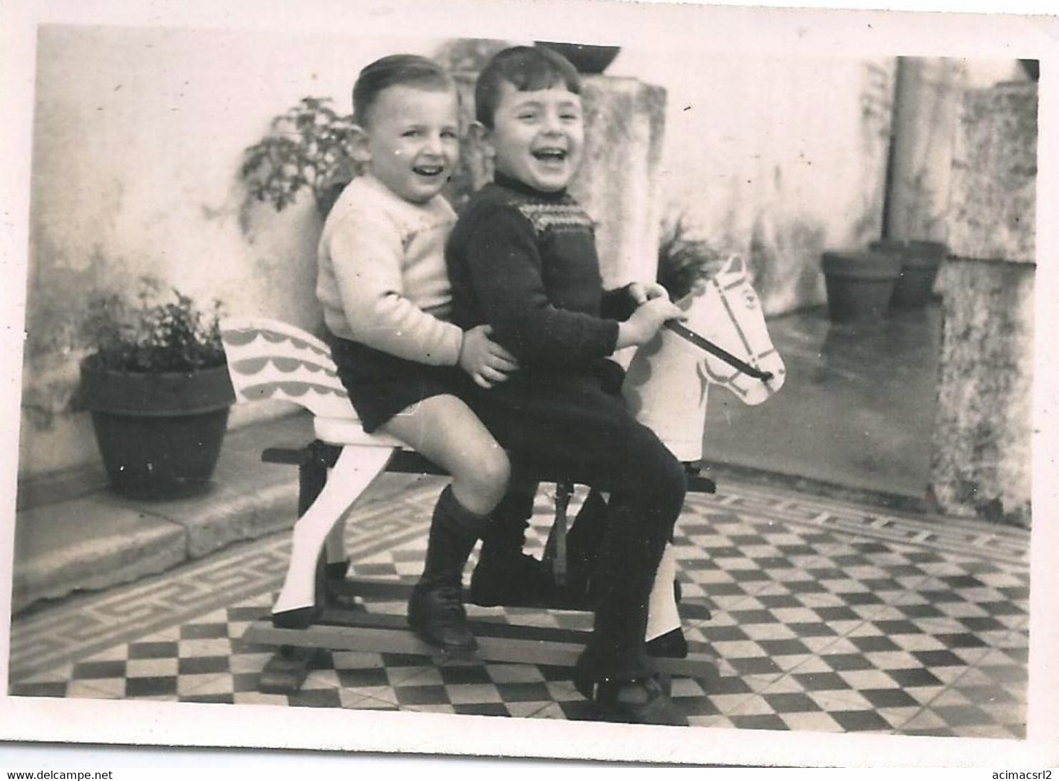 X2151 Smiling BOYS GARCONS Riding On A Toy Wooden Horse / Monter Sur Son Cheval De Bois - Photo Snapshot 8x6cm 1953 - Personnes Anonymes