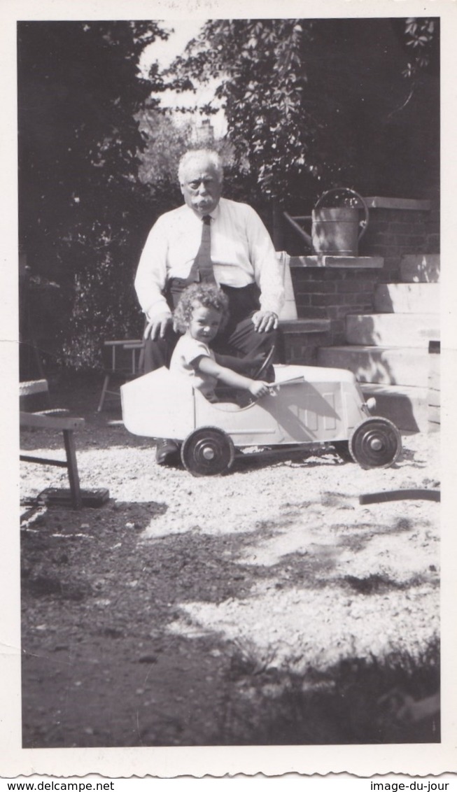 PHOTO ANCIENNE  Enfant Et Sa Voiture A Pédale Type Bugatti ? Jouet - Automobiles