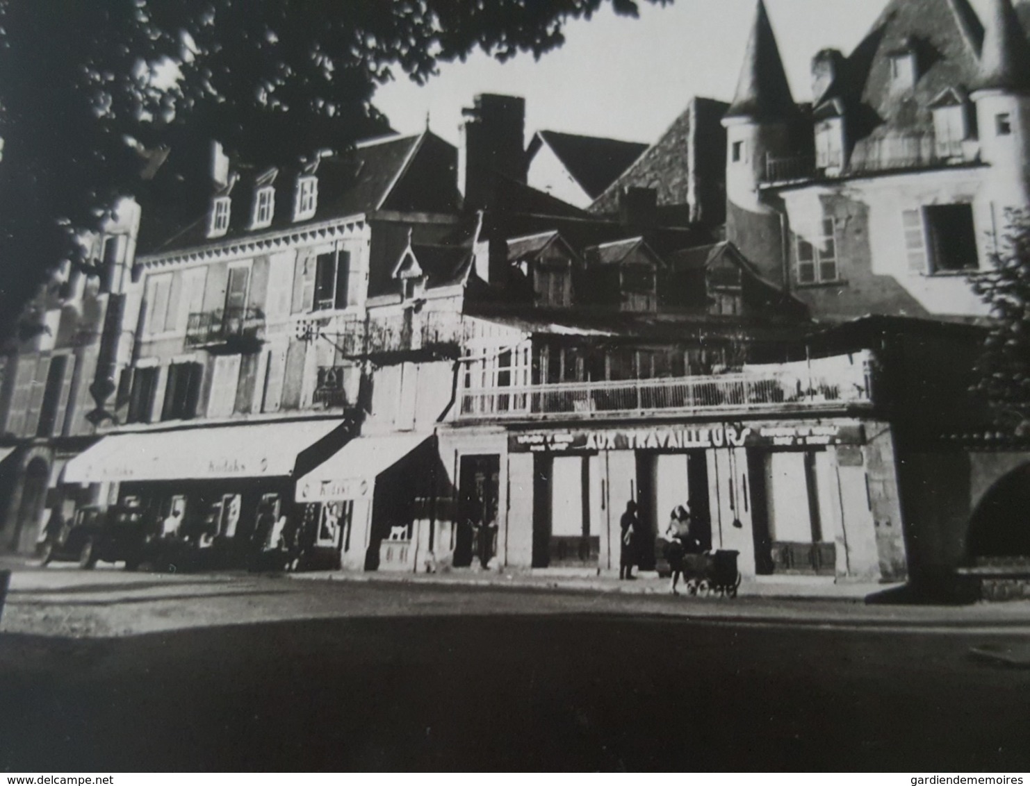 Beaulieu (Corrèze) - Place Du Général Marbot - Commerces "Aux Travailleurs" Et Autres - Cachet Postal Daguin - Autres & Non Classés