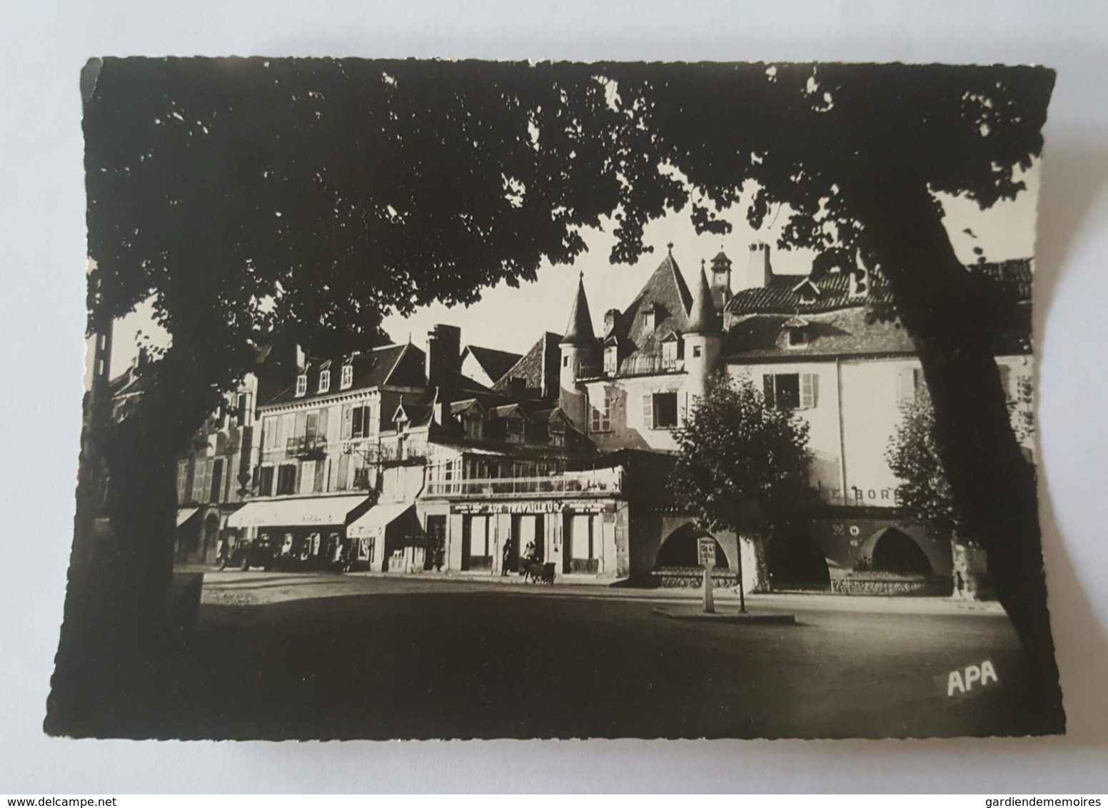 Beaulieu (Corrèze) - Place Du Général Marbot - Commerces "Aux Travailleurs" Et Autres - Cachet Postal Daguin - Autres & Non Classés