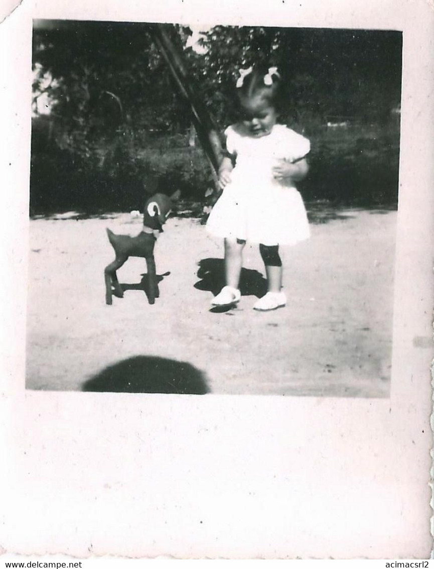 X2158 Little GIRL FILLE With Her TOYS BAMBI Disney Toy - Photo Snapshot 8x6cm 1950' - Personnes Anonymes