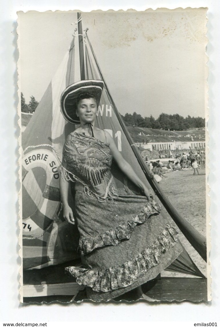 PHOTO ORIGINALE , Souvenir , Femme Déguisé Et Barque , Dim. 6.0 X 9.0 Cm - Personnes Anonymes