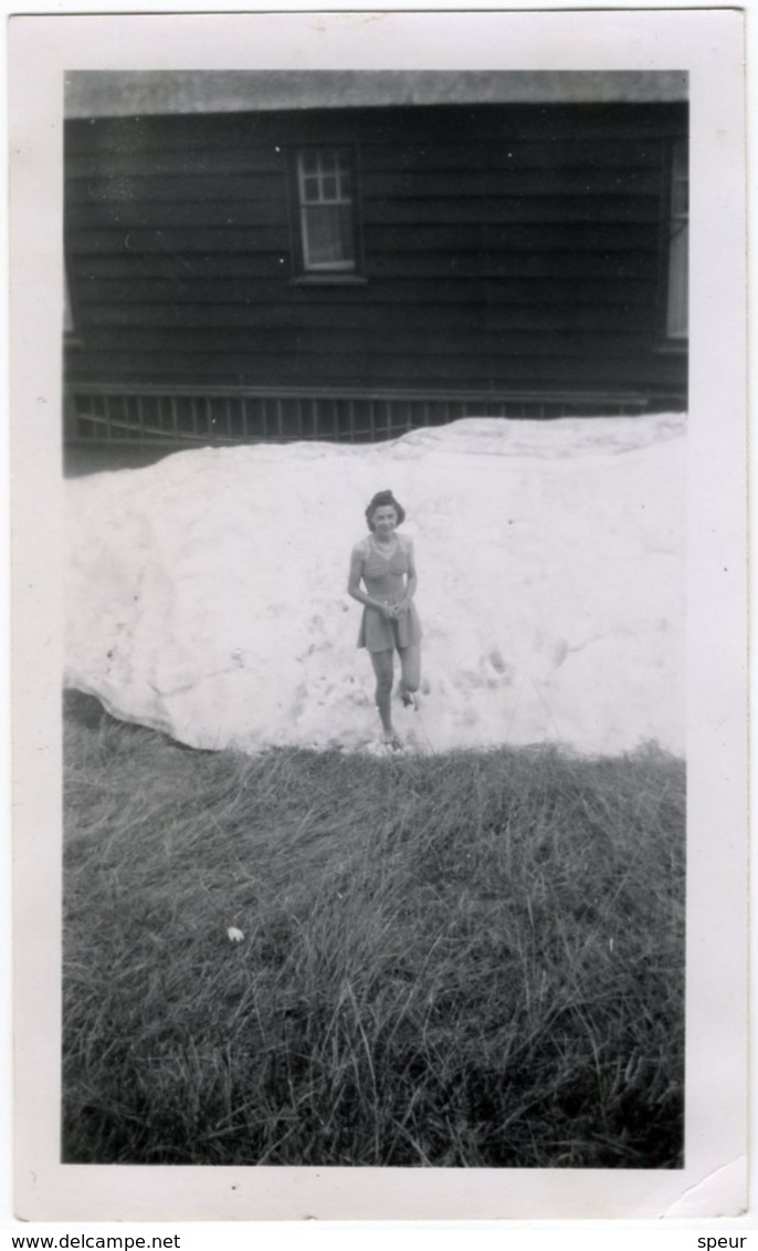 Pretty Young Woman In Patch Of Snow, Snapshot, Lake Louise, Canada, May 1945 - Personnes Anonymes