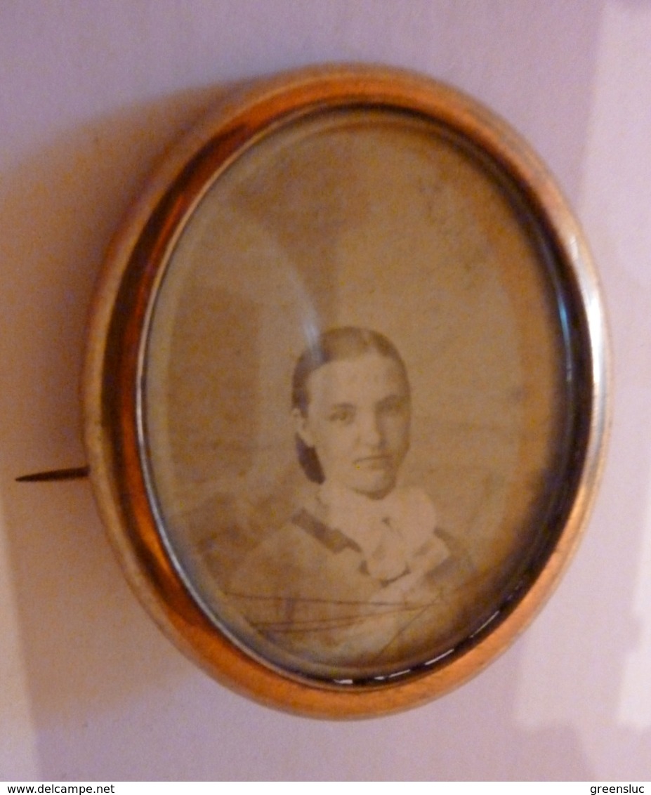 Broche Ovale Médaillon, Dos En Nacre, Verre Biseauté, Fin 19éme Début 20éme - Photo Femme. 4.5 Cm X 3.5 Cm - Spille