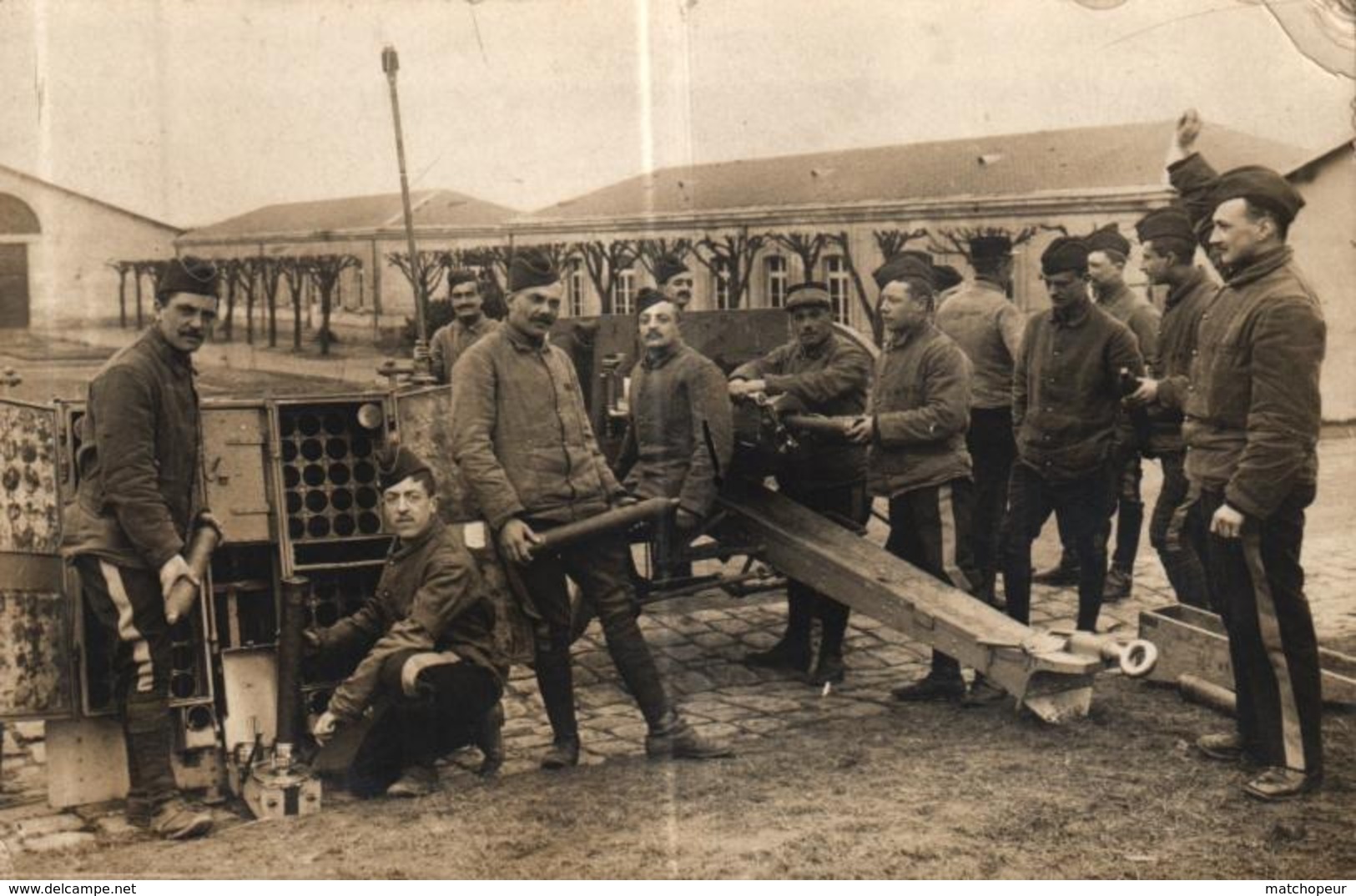 CPA PHOTO MILITARIA A IDENTIFIER - SOLDATS DEVANT LES CANONS - Ausrüstung